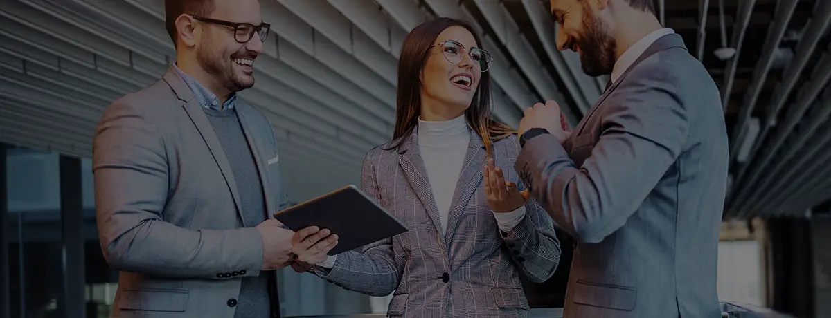 Des agents immobiliers en discussion