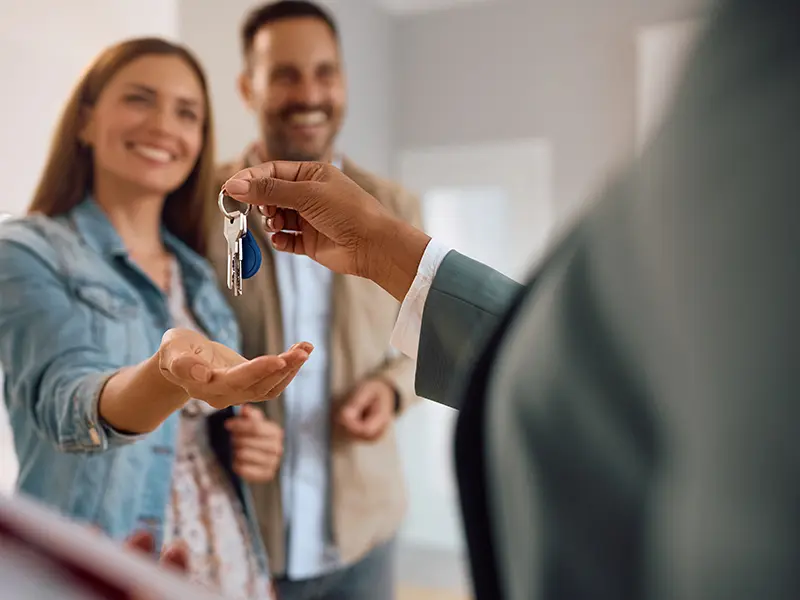 Des nouveaux propriétaires heureux de leur achat